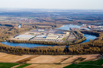 Vue aérienne de Complexe immobilier et centre logistique avec de nombreux véhicules stationnés dans les locaux du centre logistique mondial de Daimler AG à Germersheim dans le département Rhénanie-Palatinat, Allemagne