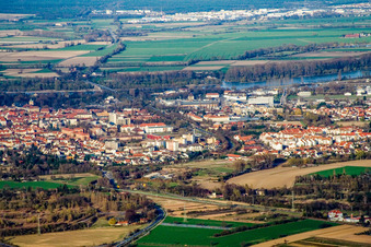 Vue aérienne de Vue de la ville depuis l'ouest à Speyer dans le département Rhénanie-Palatinat, Allemagne
