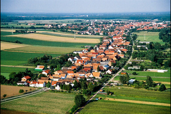 Vue d'oiseau de La Saarstrasse vue de l'ouest à Kandel dans le département Rhénanie-Palatinat, Allemagne