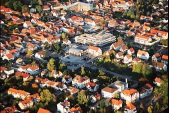 Vue aérienne de Centre Beethovenstraße Administration municipale Sparkasse à Kandel dans le département Rhénanie-Palatinat, Allemagne