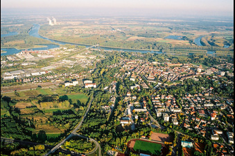Vue aérienne de Vue de la ville sur le Rhin depuis le sud-ouest à Germersheim dans le département Rhénanie-Palatinat, Allemagne