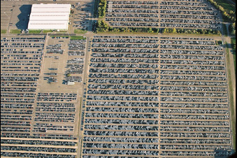 Vue aérienne de Stockage de véhicules dans les locaux du centre logistique mondial de Daimler AG à Germersheim dans le département Rhénanie-Palatinat, Allemagne