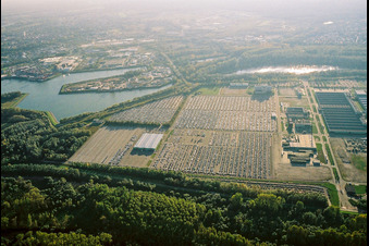 Daimler / Mercedes Benz GLC sur l'île verte à Germersheim dans le département Rhénanie-Palatinat, Allemagne d'en haut