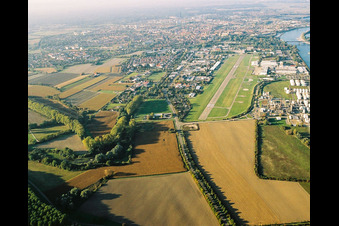 Vue aérienne de L'aéroport de Spire depuis le sud à Speyer dans le département Rhénanie-Palatinat, Allemagne