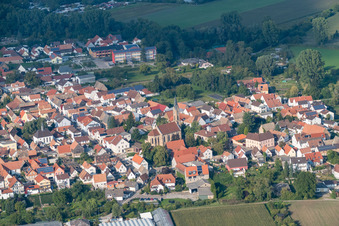 Église catholique Saint-Jean-Baptiste à le quartier Sondernheim in Germersheim dans le département Rhénanie-Palatinat, Allemagne vue d'en haut
