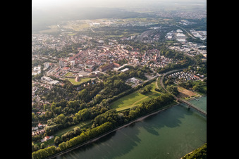 Vue aérienne de Gravier de plage des rives du Rhin à Germersheim dans le département Rhénanie-Palatinat, Allemagne