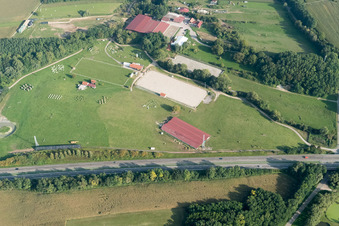 Haras de la Neée à Neewiller-près-Lauterbourg dans le département Bas Rhin, France du point de vue du drone