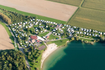 Vue oblique de Emplacement de camping pour caravanes et tentes et emplacement pour tentes Camping Plage du Staedly au bord du lac à Roeschwoog à Rœschwoog dans le département Bas Rhin, France