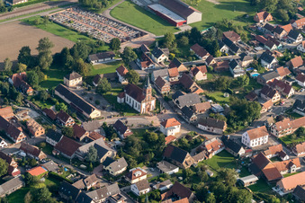 Vue aérienne de Église protestante au centre du village à Rountzenheim dans le département Bas Rhin, France