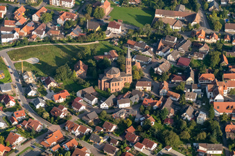 Vue aérienne de Église au centre du village à le quartier Rheinbischofsheim in Rheinau dans le département Bade-Wurtemberg, Allemagne