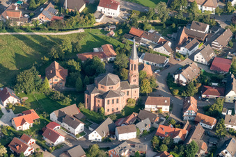 Vue aérienne de Bâtiments d'église en Rheinbischofsheim à le quartier Rheinbischofsheim in Rheinau dans le département Bade-Wurtemberg, Allemagne