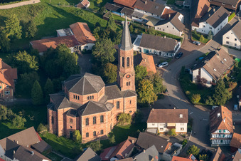 Vue aérienne de Église au centre du village à le quartier Rheinbischofsheim in Rheinau dans le département Bade-Wurtemberg, Allemagne