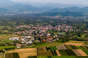 Vue aérienne de Paysage de la vallée de la Kinzig entouré des montagnes de la Forêt-Noire à le quartier Önsbach in Achern dans le département Bade-Wurtemberg, Allemagne