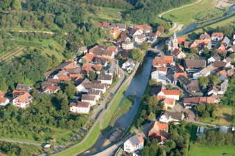 Vue aérienne de Canal de crue français à le quartier Erlach in Renchen dans le département Bade-Wurtemberg, Allemagne