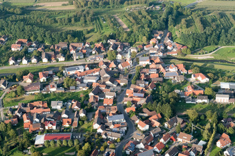 Vue aérienne de Rue Erlacher à le quartier Erlach in Renchen dans le département Bade-Wurtemberg, Allemagne