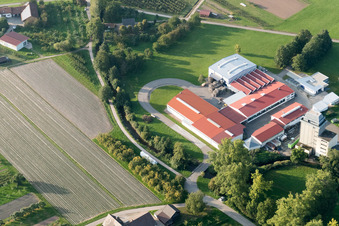 Vue aérienne de Kraewa GmbH du sud-est à le quartier Erlach in Renchen dans le département Bade-Wurtemberg, Allemagne