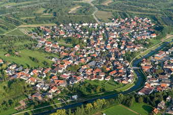 Vue aérienne de Les rives de la rivière Rench à le quartier Stadelhofen in Oberkirch dans le département Bade-Wurtemberg, Allemagne