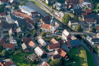 Vue aérienne de Bâtiment d'église sur les rives de la Rench à le quartier Erlach in Renchen dans le département Bade-Wurtemberg, Allemagne