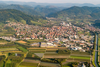 Vue aérienne de Vue des rues et des maisons dans les quartiers résidentiels à Oberkirch dans le département Bade-Wurtemberg, Allemagne