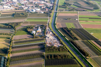 Vue aérienne de Betonwerk Renchtal GmbH et station d'épuration à Oberkirch dans le département Bade-Wurtemberg, Allemagne
