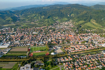 Vue aérienne de Vue des rues et des maisons dans les quartiers résidentiels à le quartier Gaisbach in Oberkirch dans le département Bade-Wurtemberg, Allemagne
