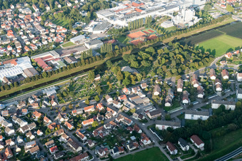 Vue aérienne de Cimetière sur la Rench à Oberkirch dans le département Bade-Wurtemberg, Allemagne