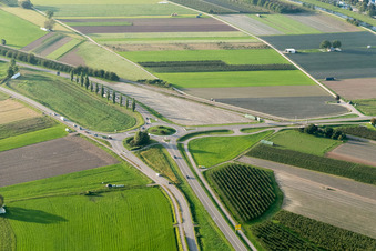 Vue aérienne de Rond-point de Weintalstr à Oberkirch dans le département Bade-Wurtemberg, Allemagne