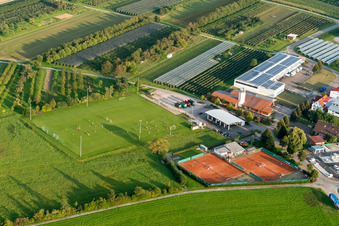 Vue aérienne de Terrains de tennis du TC Nußbach eV et terrain d'entraînement de football du SV Nussbach à le quartier Nußbach in Oberkirch dans le département Bade-Wurtemberg, Allemagne