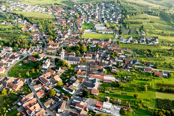 Vue aérienne de Vue sur le village à le quartier Nußbach in Oberkirch dans le département Bade-Wurtemberg, Allemagne