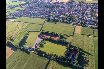 Vue aérienne de Terrains de sport du club de football SV 1946 Minfeld et TC Minfeld à Minfeld dans le département Rhénanie-Palatinat, Allemagne