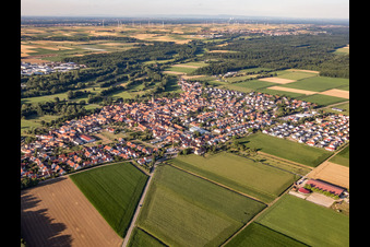 Vue de la ville depuis le sud-ouest à Steinweiler dans le département Rhénanie-Palatinat, Allemagne depuis l'avion