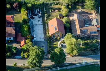 Quartier Billigheim in Billigheim-Ingenheim dans le département Rhénanie-Palatinat, Allemagne du point de vue du drone