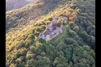 Ruines du château de Madenburg à Eschbach dans le département Rhénanie-Palatinat, Allemagne depuis l'avion