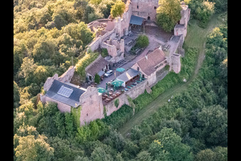 Vue d'oiseau de Ruines du château de Madenburg à Eschbach dans le département Rhénanie-Palatinat, Allemagne