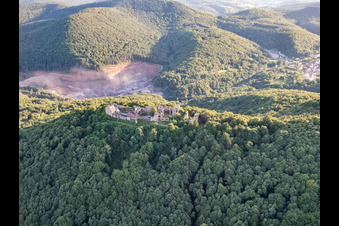 Vue aérienne de Ruines du château de Madenburg vues du nord au-dessus de la carrière de PfalzGranit dans la vallée de Kaiserbach à Eschbach dans le département Rhénanie-Palatinat, Allemagne
