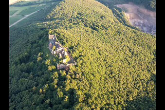 Vue aérienne de Ruines du château de Madenburg vues du nord au-dessus de la carrière de PfalzGranit dans la vallée de Kaiserbach à Eschbach dans le département Rhénanie-Palatinat, Allemagne