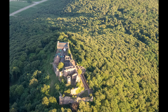 Vue aérienne de Ruines du château de Madenburg vues de l'ouest à Eschbach dans le département Rhénanie-Palatinat, Allemagne