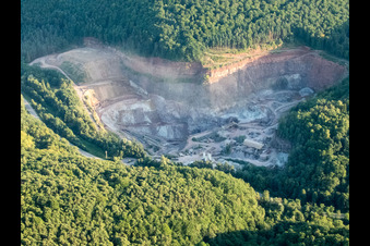 Vue aérienne de Site et zones de morts-terrains de la mine à ciel ouvert de ciment Heidelberger Beton GmbH - région Sud-Ouest à Waldhambach dans le département Rhénanie-Palatinat, Allemagne