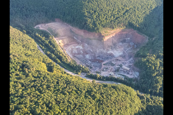Vue aérienne de Carrière de PfalzGranit dans le Kaiserbachtal à Waldhambach dans le département Rhénanie-Palatinat, Allemagne