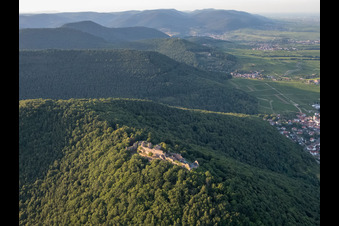 Vue aérienne de Ruines du château de Madenburg vues du sud à Eschbach dans le département Rhénanie-Palatinat, Allemagne