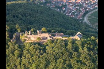Ruines du château de Madenburg vues de l'ouest à Eschbach dans le département Rhénanie-Palatinat, Allemagne d'en haut