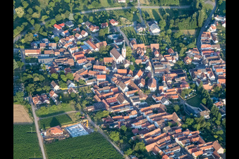 Vue aérienne de Rue principale vue de l'ouest et jardin Laurentius à Göcklingen dans le département Rhénanie-Palatinat, Allemagne