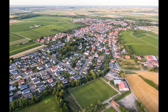 Vue aérienne de Vue de la ville depuis l'ouest à Insheim dans le département Rhénanie-Palatinat, Allemagne