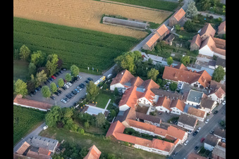 Vue aérienne de Parking de l'Hôtel Restaurant Krone à le quartier Hayna in Herxheim bei Landau dans le département Rhénanie-Palatinat, Allemagne