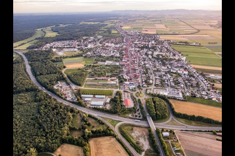 Vue d'ensemble de la ville depuis l'est à Kandel dans le département Rhénanie-Palatinat, Allemagne vue du ciel