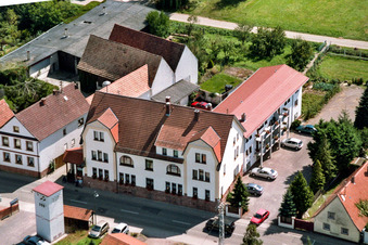 Vue aérienne de Saarstraße Hôtel Pfälzer Hof à Kandel dans le département Rhénanie-Palatinat, Allemagne