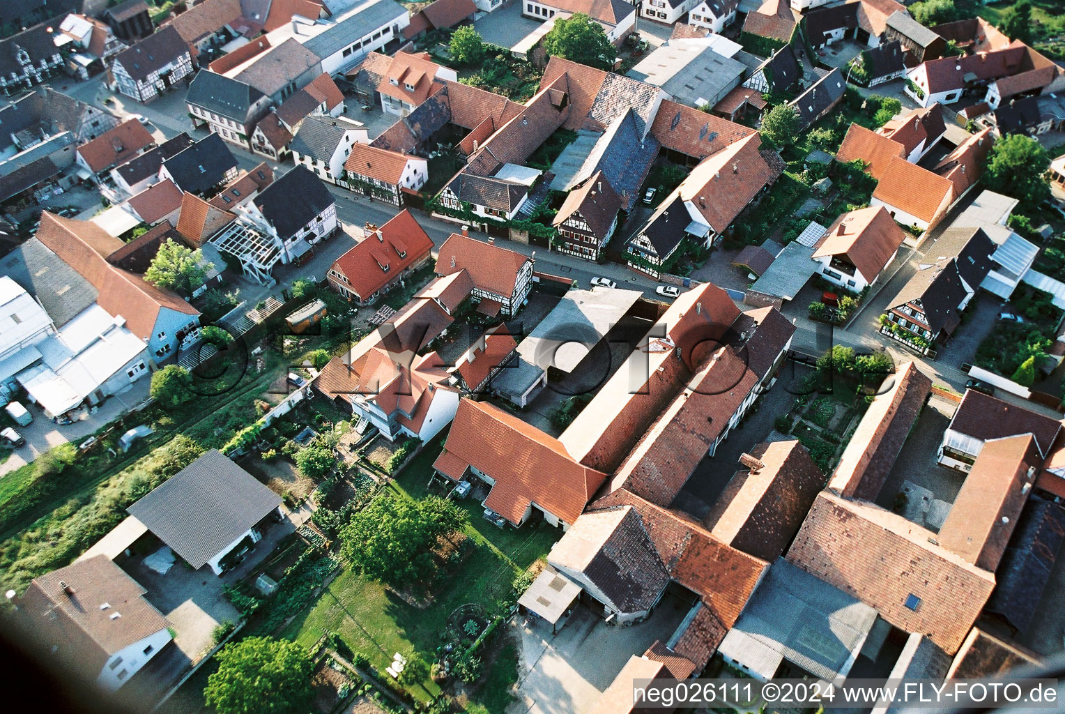 Enregistrement par drone de Rue Haupt à Winden dans le département Rhénanie-Palatinat, Allemagne