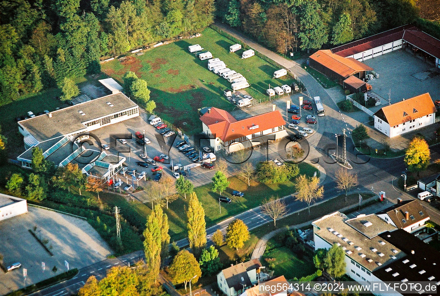 Vue aérienne de Concessionnaire automobile Lauterburger Straße Ford et Sporthaus Frey du nord-ouest à Kandel dans le département Rhénanie-Palatinat, Allemagne