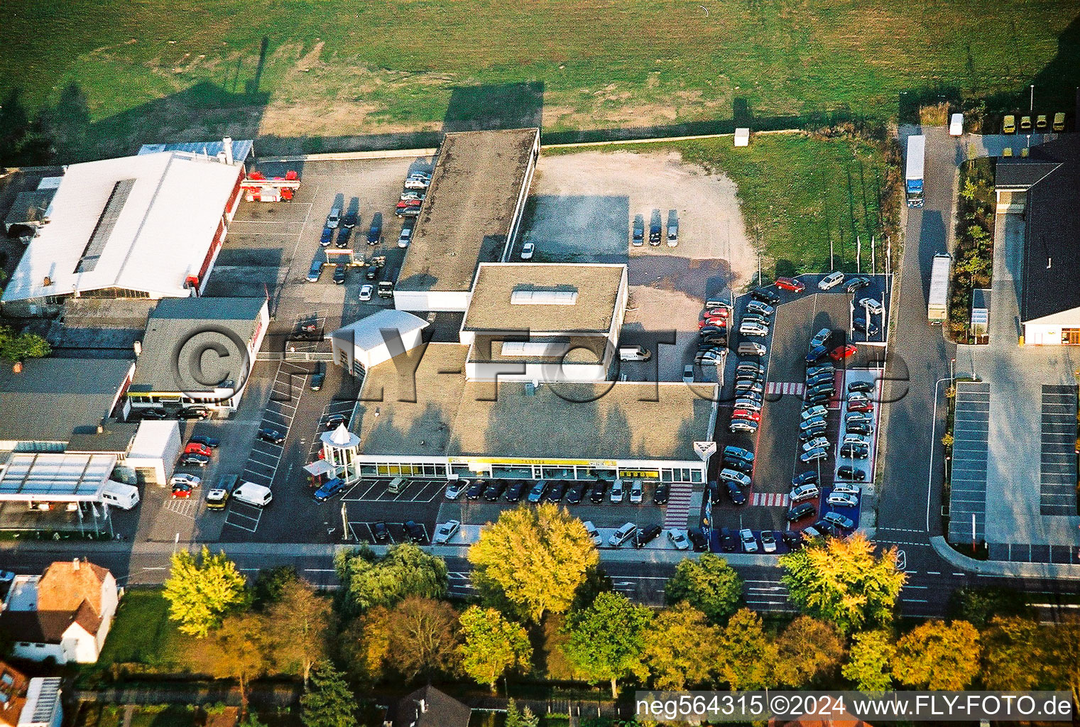 Vue aérienne de Lauterburger Straße Opel Tretter depuis l'est à Kandel dans le département Rhénanie-Palatinat, Allemagne