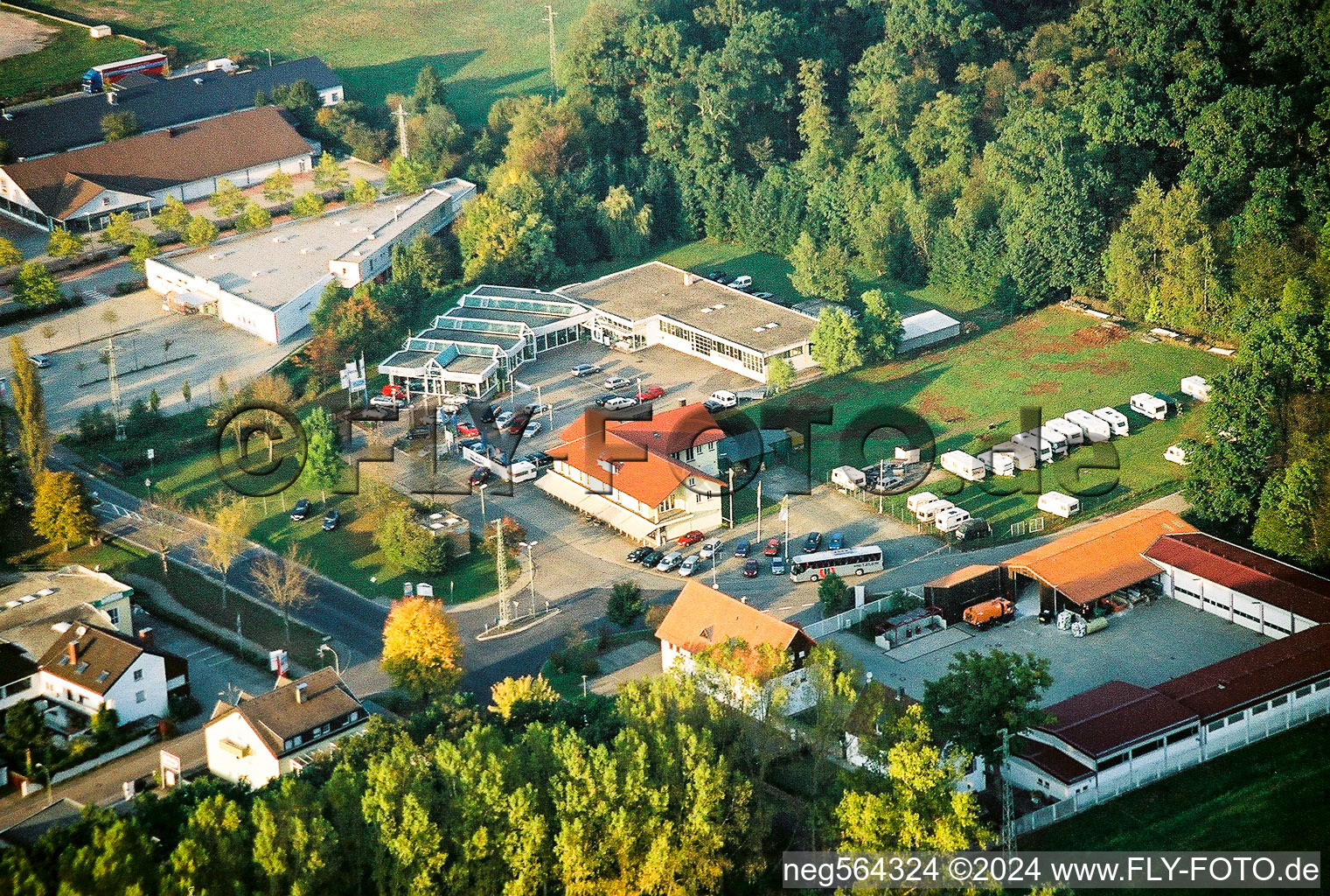 Vue aérienne de Concessionnaire automobile Auto Bohlender à Kandel dans le département Rhénanie-Palatinat, Allemagne